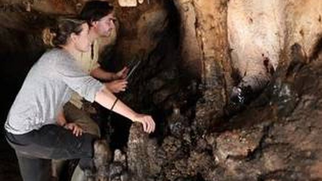Chercheurs dans la Cova Dones lors des travaux de documentation