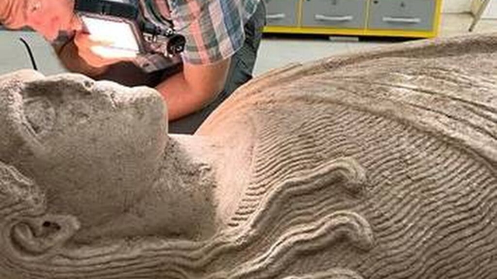 Statue monumentale découverte à Sardes examinée par un spécialiste
