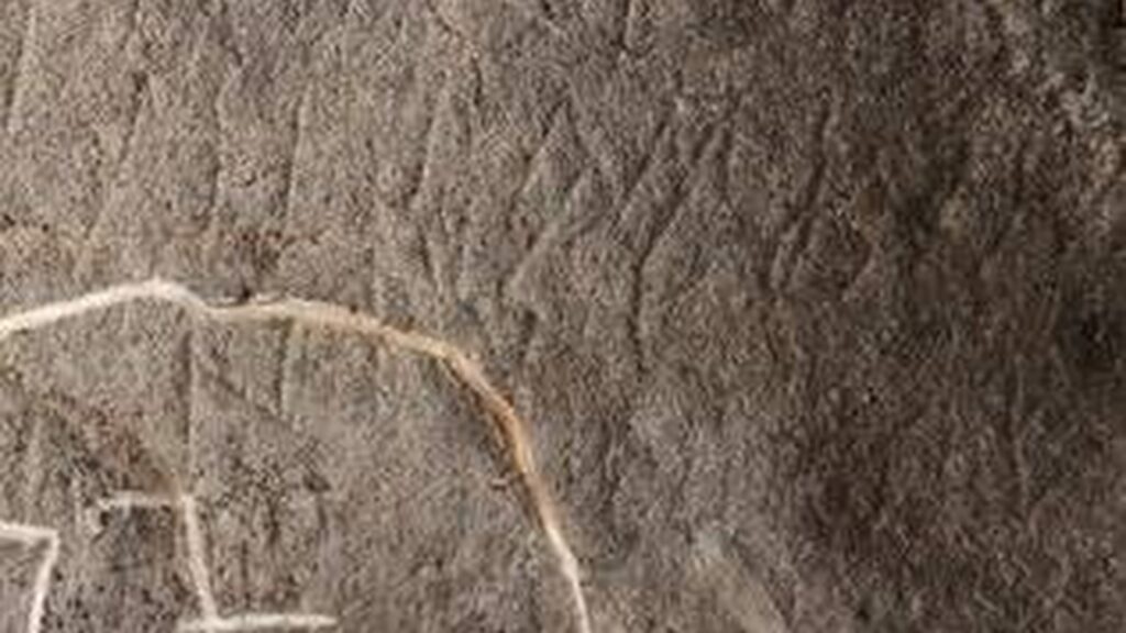 Inscriptions anciennes visibles sur une paroi de Cova Dones