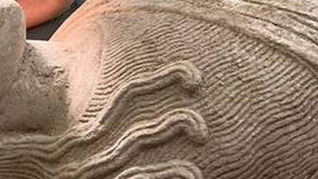 Détail du vêtement à plis horizontaux de la statue de Sardes