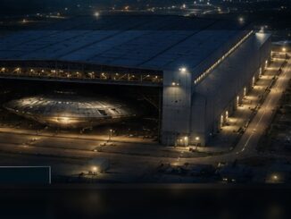 Illustration conceptuelle d’une immense structure circulaire dissimulée dans un hangar militaire nocturne
