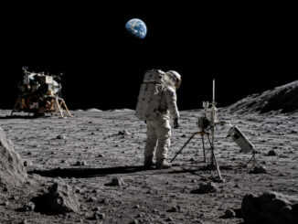Astronaute sur la surface lunaire avec module Apollo et Terre dans le ciel, vignette photoréaliste du dossier Éditions Fractales sur les alunissages