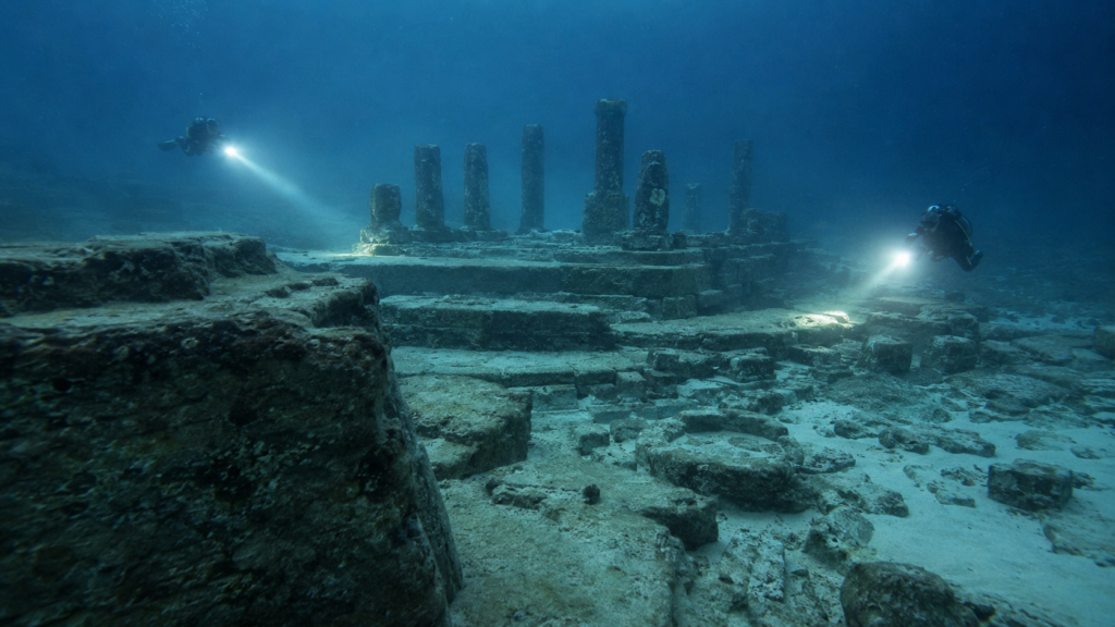 Ruines antiques sous-marines explorées par un véhicule submersible