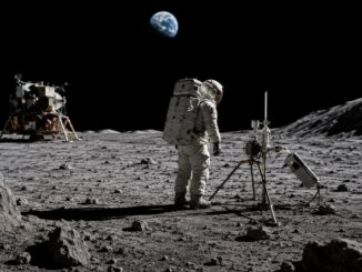 Vignette photoréaliste montrant un astronaute sur la Lune avec la Terre au-dessus du paysage