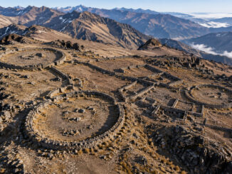 Vue aérienne cinématographique de grands cercles de pierre sur un plateau des Andes